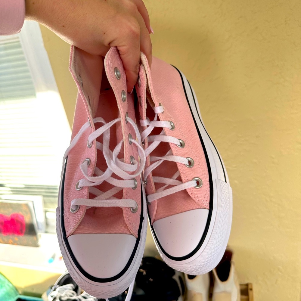 BRAND NEW Pink Converse 6.5 women’s